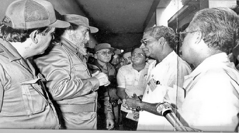 Tomás Cárdenas García (Izquierda) junto a Fidel, durante accidente ferroviario ocurrido en inmediaciones del municipio de Santo Domingo. Foto: Archivo, CMHW.