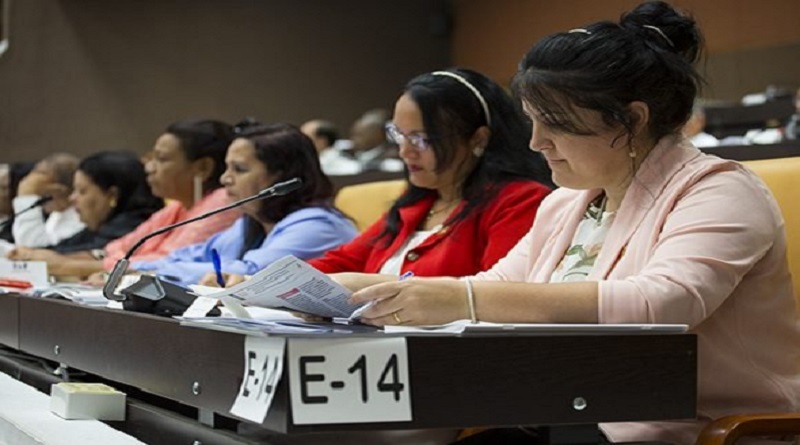 Diputados cubanos estudian el Proyecto de Ley Electoral. Foto: Irene Pérez/ Cubadebate.