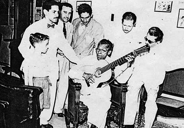 manuel-corona-tocando-guitarra