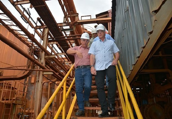 Miguel Díaz-Canel Bermúdez, en la planta niquelífera Pedro Soto Alba, en la ciudad minera de Moa. Foto: Juan Pablo Carreras/ACN.