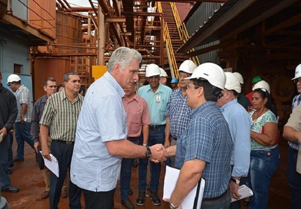 En tierras moense, el mandatario cubano sostuvo sus primeros encuentros con trabajadores y directivos de la fábrica de níquel Pedro Sotto Alba. Foto: Juan Pablo Carreras/ACN.