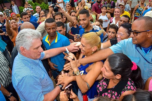 Miguel Díaz-Canel Bermúdez compartió con pobladores de la ciudad minera de Moa, durante una visita gubernamental a la oriental provincia de Holguín. Foto: Juan Pablo Carreras/ACN.