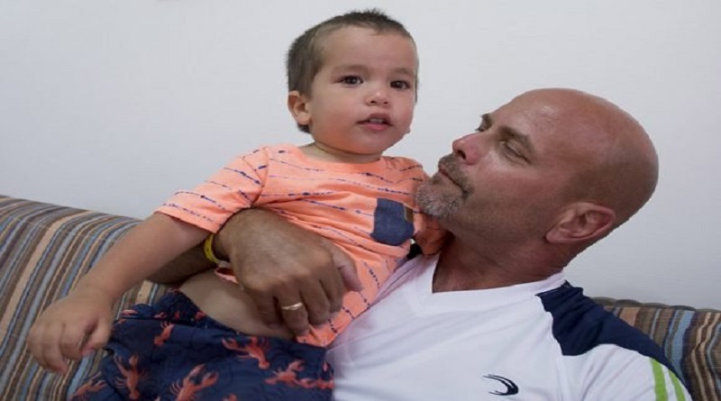 Gerardito y el papá feliz. Foto: Ismael Francisco/ Cubadebate.