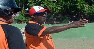 Jorge Luis Regueira, director técnico Villa Clara en juego frente a Ciego de Ávila en la continuación del campeonato nacional de Softbol que se juega en la Academia provincial de la disciplina en Ciego de Ávila, Cuba el 21 de marzo de 2019. ACN FOTO/Osvaldo GUTIÉRREZ GÓMEZ