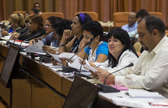 Los parlamentarios someterán hoy a escrutinio el dictamen de la Ley de Símbolos Nacionales. Foto: Irene Pérez/ Cubadebate.