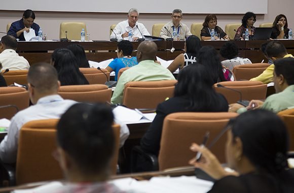 Miguel Díaz-Canel asiste a la Comisión de Atención a los Servicios en la segunda jornada del trabajo de las comisiones permanentes de la Asamblea Nacional. Foto: Irene Pérez/ Cubadebate.