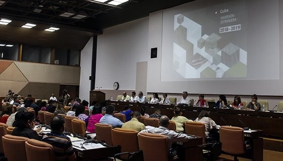 Comisión de Atención a los Servicios, donde se analizan los resultados del cumplimiento de la Ley 118 de la Inversión Extranjera. Foto: Abel Padrón Padilla/Cubadebate.