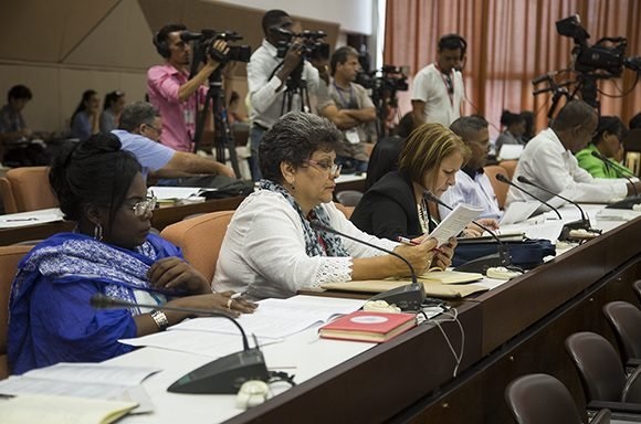 Se establece que la bandera de la estrella solitaria, el escudo de la palma real y el Himno de Bayamo son los símbolos nacionales que representan a la nación cubana tanto en el plano nacional como en el internacional. Foto: Irene Pérez/ Cubadebate