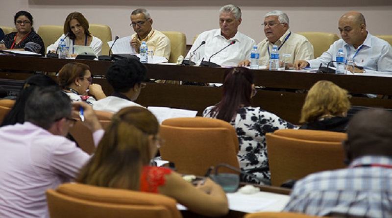 Fruto de un proceso de consultas con diputados y expertos durante marzo y abril, fueron realizadas 108 modificaciones al texto inicialmente circulado. Foto: Irene Pérez/ Cubadebate.