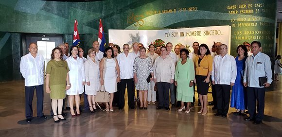 27 nuevos jefes de misiones en el exterior realizaron hoy la Ceremonia de Juramentación. Foto: @BrunoRguezP/Twitter.