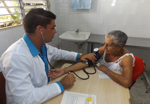 Dr. Deiner Plasencia Pino durante una consulta