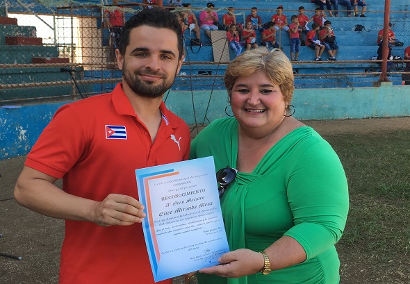 Mariela Villareal de Dios presidenta de la Asamblea Municipal del Poder Popular entrega reconocimiento al destacado ajedrecista Elier Miranda Mesa