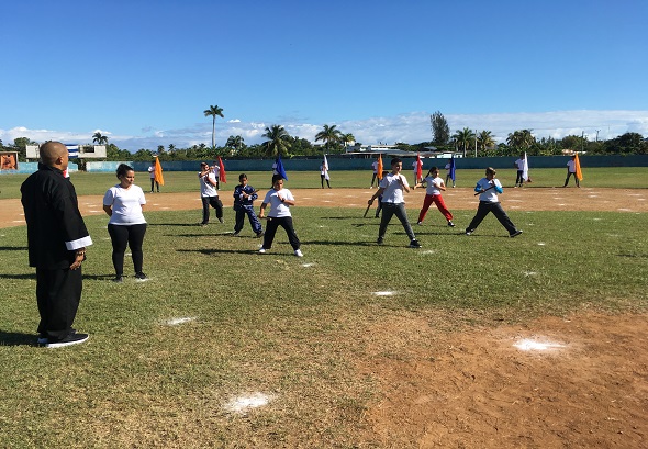 Practicantes del tai chi con su profesor