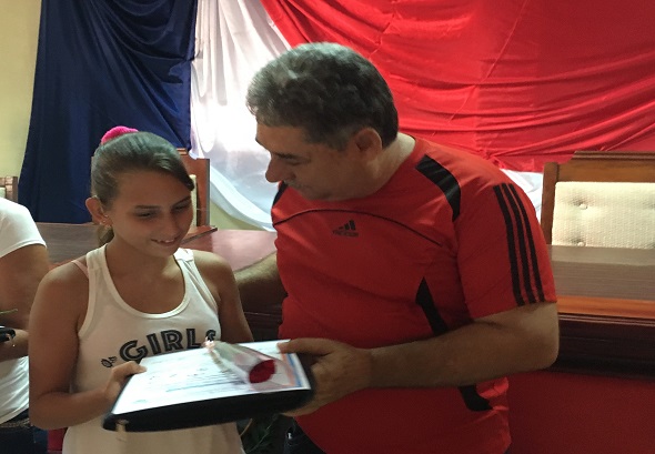 Yareli Fidalgo atleta discapacitada y destacada juegos pioneriles en tenis de mesa