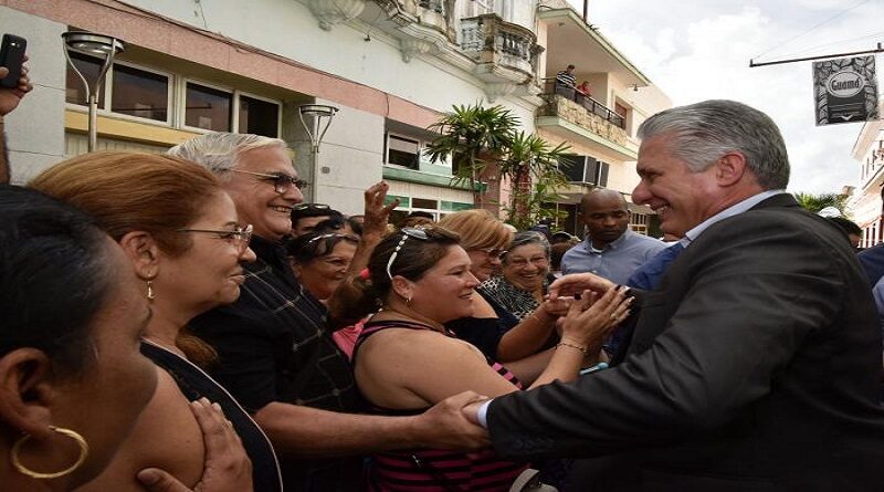 Miguel Dias Canel con el pueblo