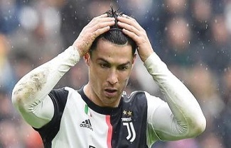 La estrella de la Juventus italiana y de la selección de Portugal, CR7, recibió una advertencia por parte de la Secretaría Regional de Salud de Madeira, donde residepor salir a entrenar en plena pandemia de coronavirus sin atender a las recomendaciones de mantener la distancia social, informa RT.    El secretario regional de Salud, Pedro Ramos, comentó que 