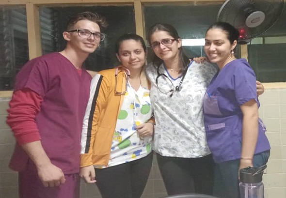 7 La Dra. Beatriz y sus alumnos de la especialidad