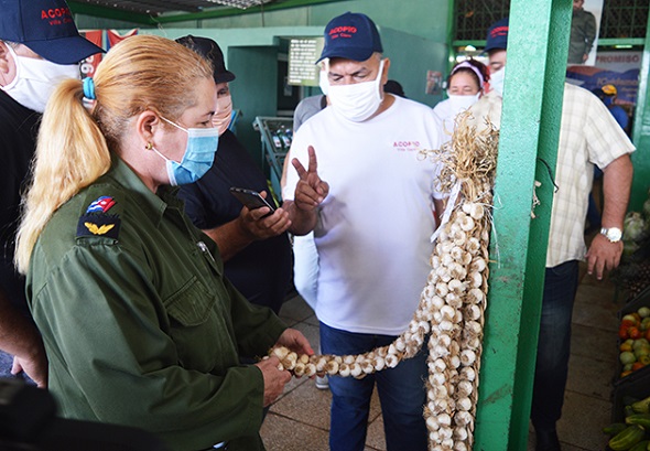 Presidenta del Consejo de Defensa Provincial recorre mercados de Santa Clara