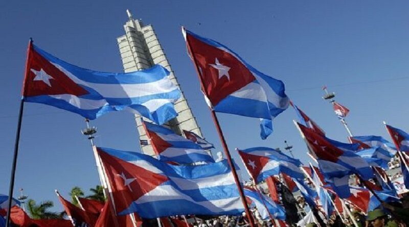 banderas cubanas en la Plaza de la Revolucion