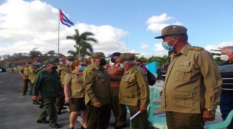 El General de Cuerpo de Ejercito Joaquin Quintas Sola departio con fundadores del Ejercito Central.