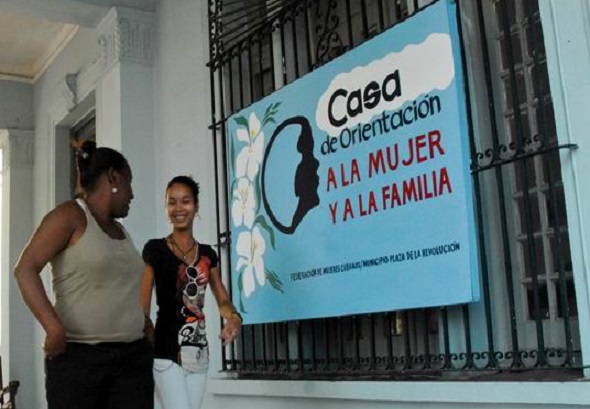 casas orientacion mujer familia foto calixto llanes 1