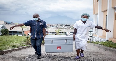 Una campana para vacunar a las personas contra el COVID 19 en Goma Republica Democratica del Congo en mayo. Credito Guerchom Ndebo Getty 580x387 1