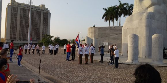 El Primer Secretario del PCC y Diaz Canel entregan bandera a Mijain 580x290 1