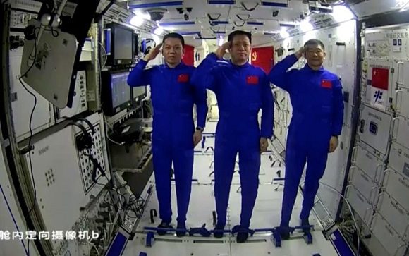 los astronautas de la nueva estacion espacial china realizan su primera caminata espacial 976x612 580x363 1