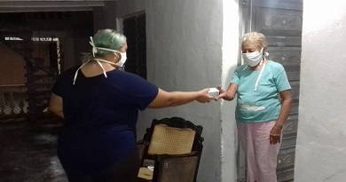 Claudia entrega los medicamentos a sus vecinos 1 2