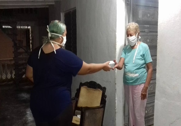 Claudia entrega los medicamentos a sus vecinos 1