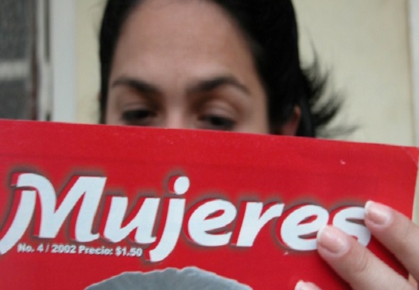 3 Una mujer con revista