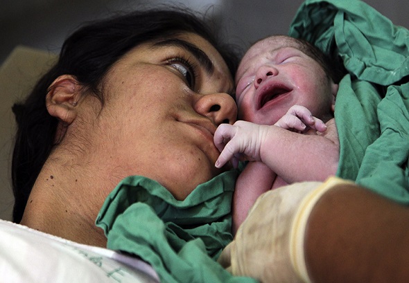 Madre e hijo poco despuÃ©s del parto. Foto: Irene PÃ©rez/ Cubadebate.
