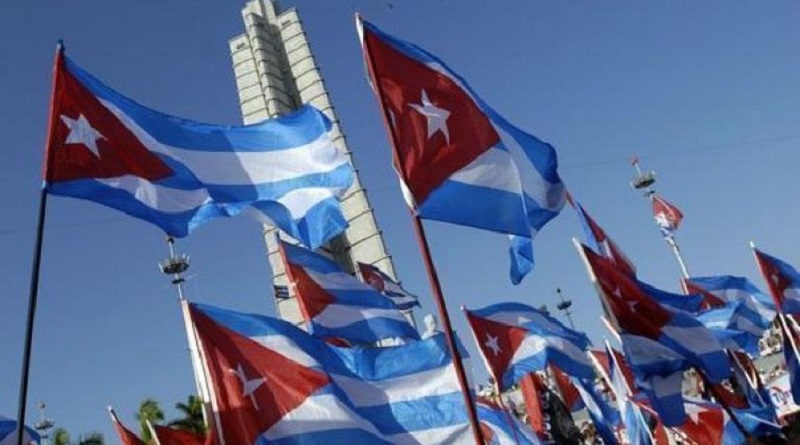 banderas cubanas en la plaza de la revolucion