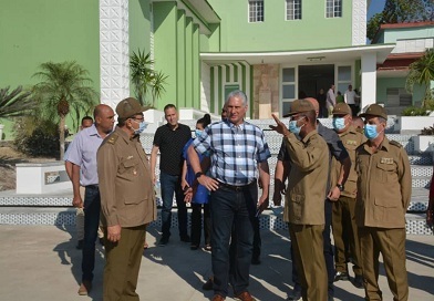 Dialogan candidatos a diputados con trabajadores del Hospital Militar de Villa Clara