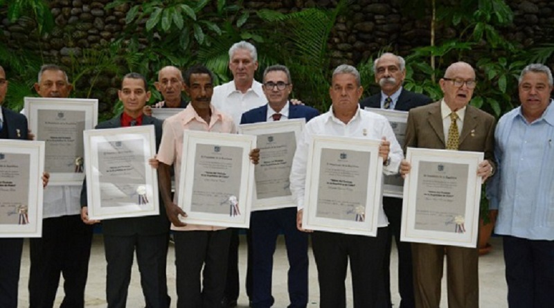 Díaz-Canel condecora a Héroes del Trabajo de la República de Cuba
