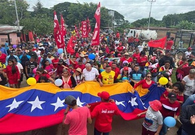 Venezolanos movilizados en defensa de la Revolución bolivariana