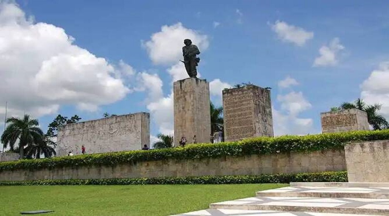 ecibe Complejo Escultórico “Comandante Ernesto Che Guevara” condición Colectivo Distinguido Nacional