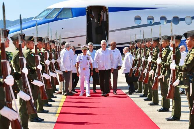 recibimiento de diaz canel en mexico cumbre migracion1