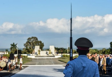 Donde la intransigencia echa raíces, el tributo