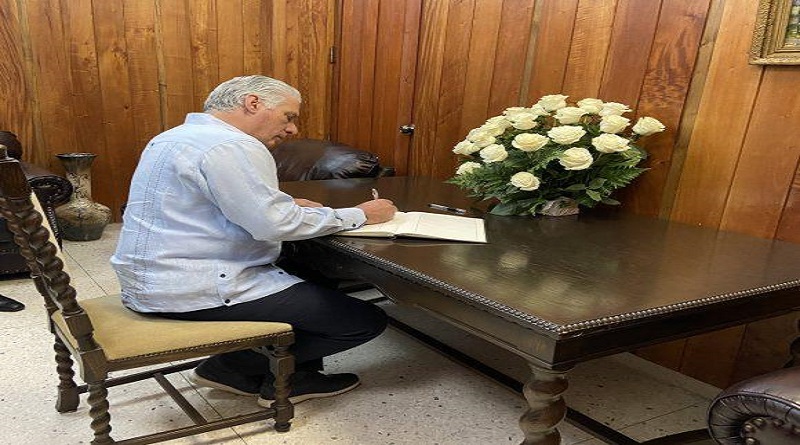 Díaz-Canel firmó el libro de condolencias expuesto en la Embajada de Rusia, en La Habana, con motivo del acto terrorista en una sala de concierto de Moscú