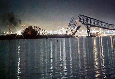 Colapsa puente en EEUU tras choque de carguero, buscan desaparecidos