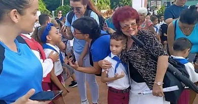 niño, abuela, pañoleta