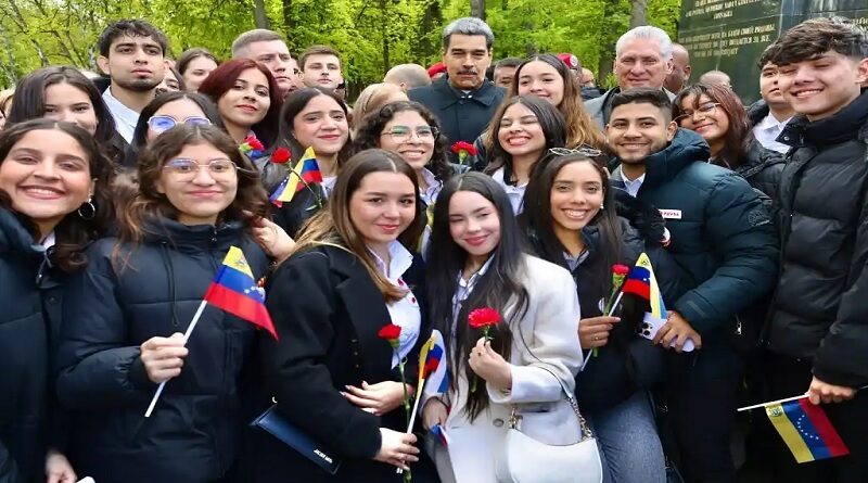 Presidentes de Cuba y Venezuela rinden tributo a Bolívar en Rusia 