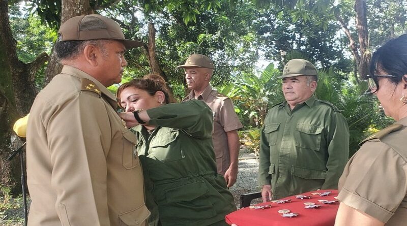 Reconocen a combatientes