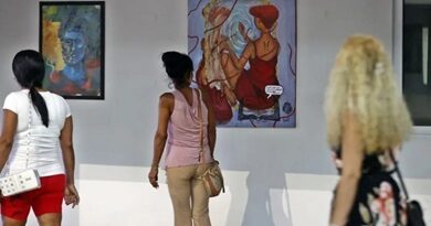 Medio centenar de artistas visibilizan a las mujeres en muestra colectiva en Cuba