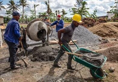 Presidente de Cuba saluda a los constructores del país en su día