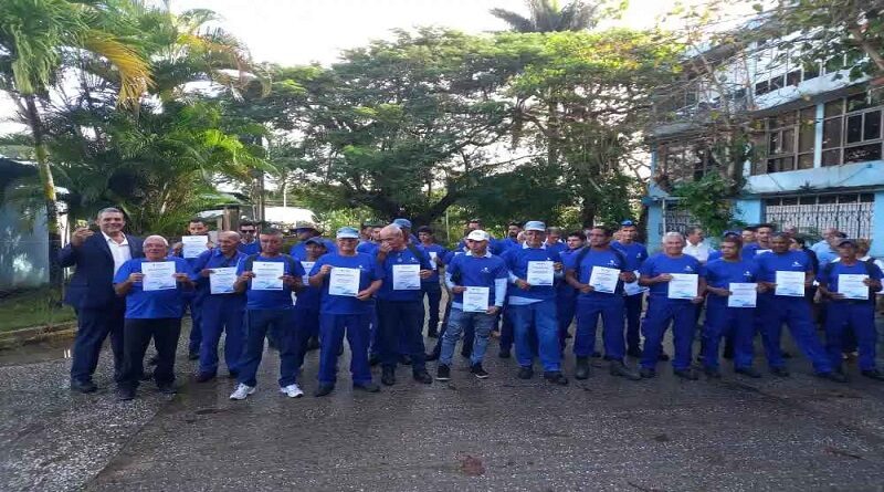 Regresan linieros villaclareños de ETECSA tras apoyar recuperación del oriente cubano
