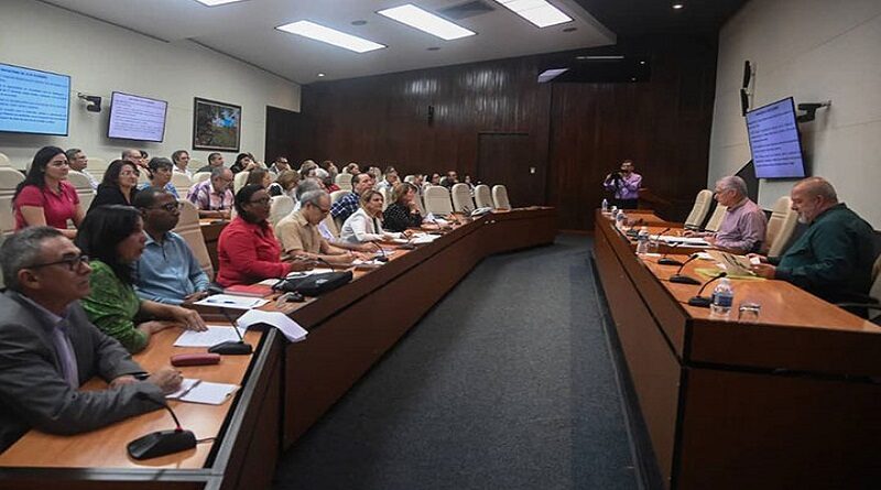 Los modelos predicen un control total de la epidemia a principios de año en Cuba, afirmó este miércoles el prestigioso matemático Raúl Guinovart Díaz, director de Ciencia y Técnica de la Universidad de La Habana. Lo declaró durante la reunión semanal de expertos y científicos para temas de Salud que convoca el Presidente de la República, Miguel Díaz-Canel Bermúdez, para abordar desde la ciencia el enfrentamiento a las enfermedades causadas por virus transmitidos a través de mosquitos: en término científico, las arbovirosis. Se observa, afirmó el especialista, que la incidencia en las diferentes regiones del país ha disminuido, aunque aún las provincias de La Tunas, Holguín y el municipio especial de la Isla de la Juventud tienen una tendencia al incremento en los reportes. Guinovart Díaz consideró determinante continuar con las medidas aplicadas, para que no varíen los resultados que se están alcanzando. Al respecto, la viceministra de Salud Pública, Carilda Peña García, confirmó que disminuyen los síndromes febriles en un 25.8% con relación a la estadística de la semana anterior. “Todas las provincias disminuyen el reporte, aunque aún se mantienen en epidemia”, informó; en tanto, Matanzas, por donde inició el contagio de Chikungunya en Cuba, se encuentra en canal de éxito, según el término epidemiológico. En comparación con los siete días anteriores, ha habido cinco mil 638 atenciones menos por síndromes febriles en las instituciones sanitarias del país, indicador que va marcando el control de la epidemia, tanto para los casos de dengue como de chikungunya. La doctora Ailuj Casanova Barreto, directora general de Atención Médica y Social del Minsap, explicó que hoy se tiene a más del 93% de las gestantes con 37 semanas ingresadas, en el esfuerzo por mantenerlas en lugares seguros para que no corran riesgos ni ellas, ni sus bebés, calificados como los más vulnerables. En estos momentos, apuntó, tenemos 27 pacientes graves y críticos en las terapias, “el grupo que mayor representatividad tiene es el de los niños, pero es importante decir que ha aumentado la percepción de riesgo con ellos, nos están llegando temprano a los servicios de salud, y se están dando altas de las terapias con muy buen pronóstico” “Hasta este minuto y si seguimos así, podemos cerrar el año sin gestantes fallecidas por arbovirosis en el país”, agregó la doctora. En la reunión, donde estuvo presente el primer ministro, Manuel Marrero Cruz, también se abordaron los avances en la atención a los pacientes en la etapa crónica del chikungunya, a partir del establecimiento de consultas multidisciplinarias, que incluyen especialidades de Medicina Física y Rehabilitación, Pediatría, Medicina Natural y Tradicional, Medicina Interna y Sicología. En Matanzas, por ejemplo, se han atendido a más de cinco mil pacientes, y cerca del 60% ha necesitado algún servicio de rehabilitación, lo que indica la importancia de estas consultas en todas las provincias del país.