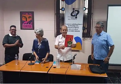 Felicita Díaz-Canel al maestro villaclareño de la radio José Gabriel Ramírez Cal