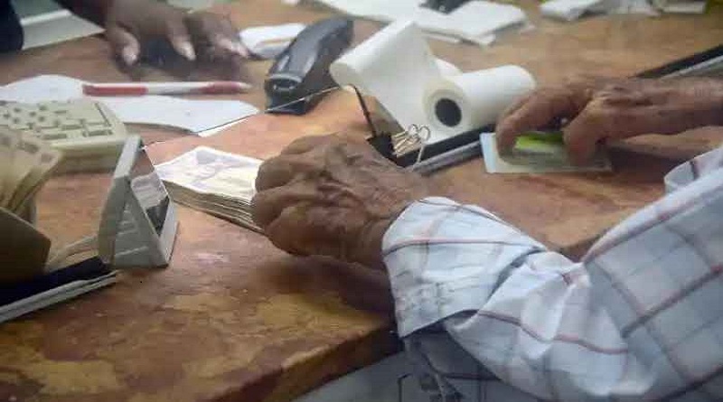 Al decir de Fernández, haya o no fluido eléctrico, todas las entidades pagadoras priorizan y organizan ese proceso para facilitar el cobro de la pensión. La funcionaria insistió en que Trasval agiliza el traslado del efectivo a los municipios, y ratificó que ante los problemas con el transporte «aprobamos que el pensionado emita un documento con su firma para autorizar a un familiar o vecino a cobrar su chequera». Para ello, dijo, solo se exige presentar el carné de identidad de ambos en las entidades pagadoras. El director de Cadeca en Villa Clara Osvaldo Bermúdez informó que casi todas las operaciones en sus sucursales son on line, y por ello se limitan y por momentos se paralizan, debido a problemas de conectividad, sobre todo cuando falta la electricidad. «La única labor manual que realizamos a partir de los terceros miércoles de cada mes, es el pago a los jubilados, a quienes le garantizamos el ciento por ciento del efectivo de su chequera mensual, al igual que el resto del sistema bancario y la empresa de Correos», afirmó Bermúdez.